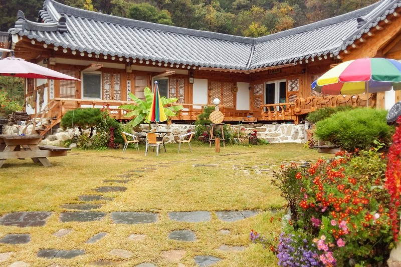단양 우산정사한옥펜션 (Danyang Woosanjeongsa Hanok Pension)