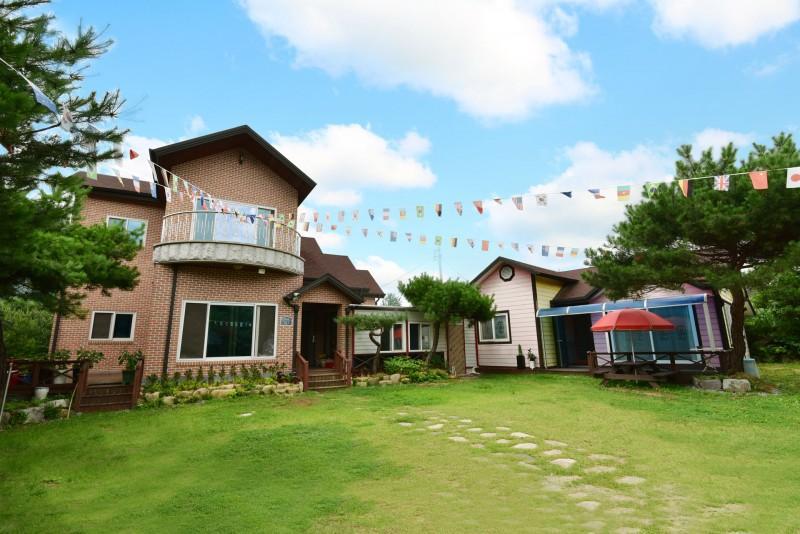 괴산 화양계곡강가에펜션 (Goesan Hwayang Gyegok Gangaae Pension)