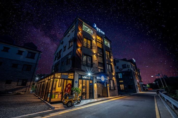 Pension under the moonlight