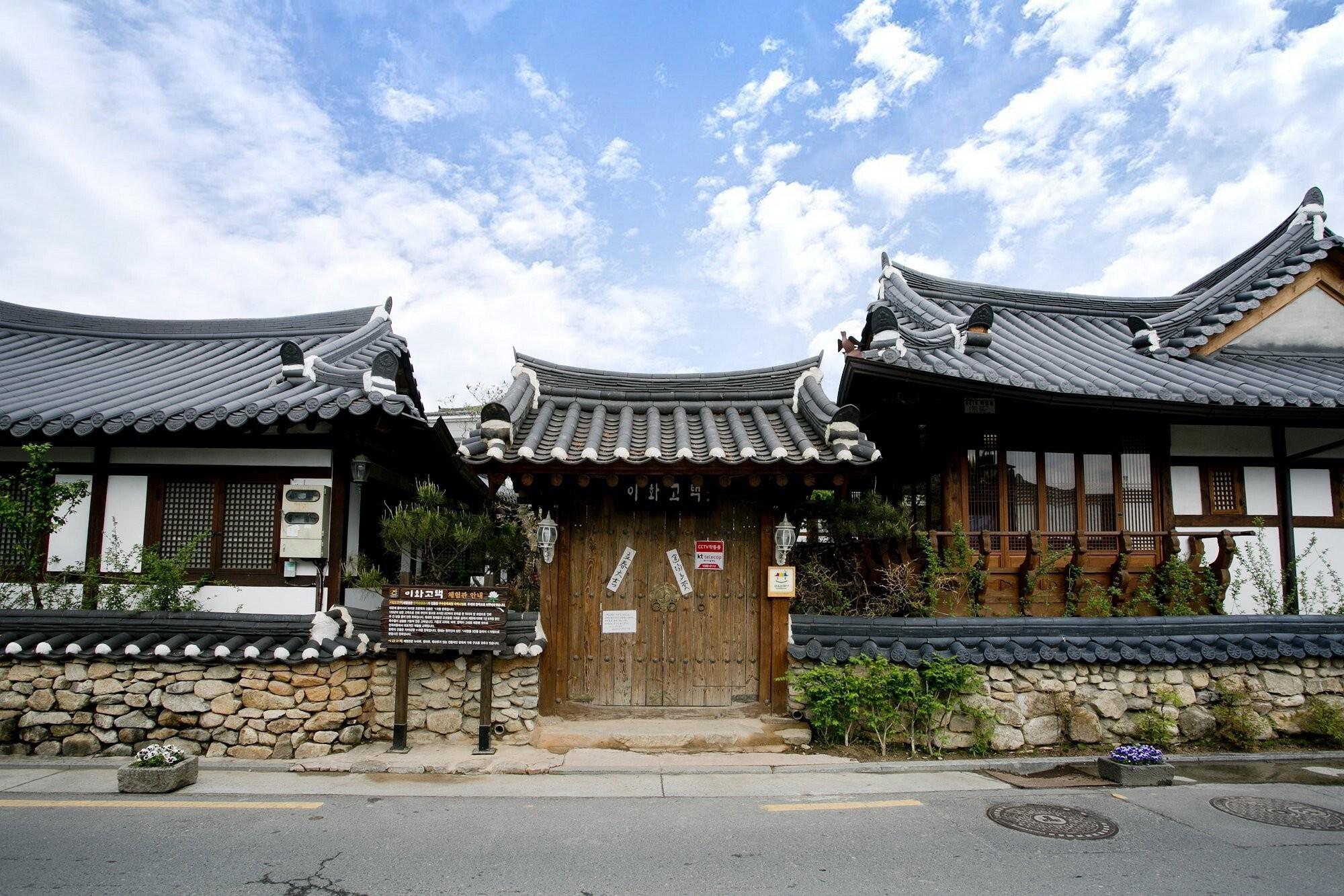 이화고택 (Jeonju Hanok Ihwa Gotaek Banchayougi Josik)
