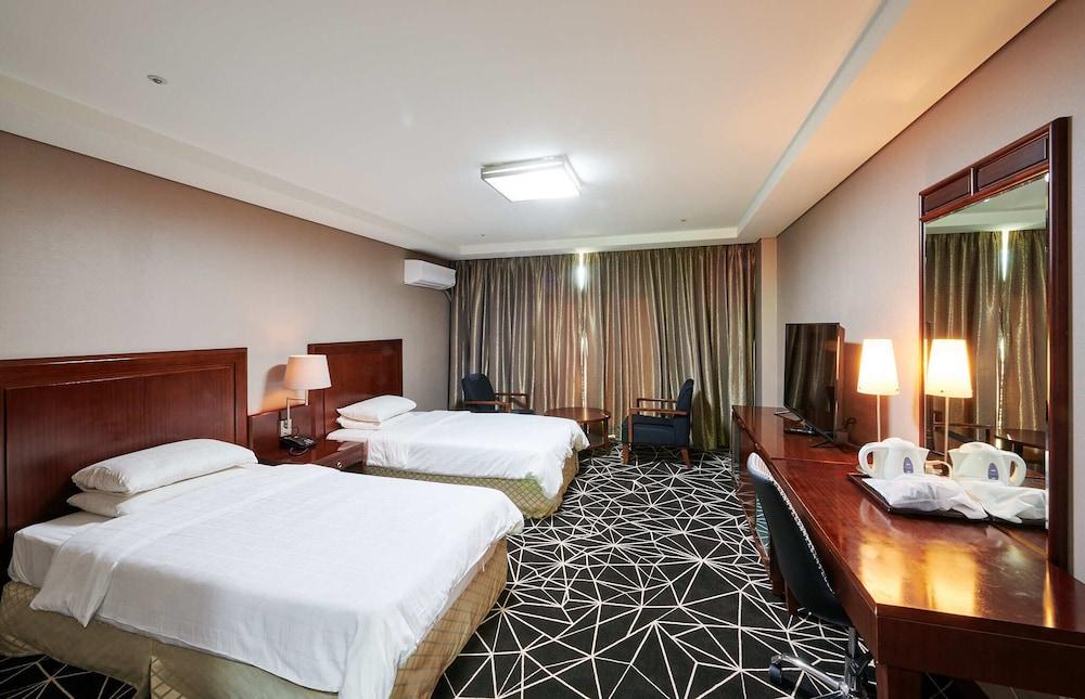 Adonis Hotel