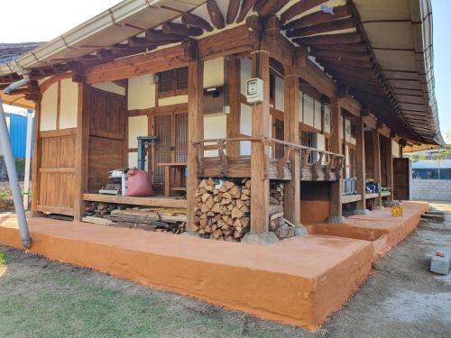 큰기와집 (Big Blue House)