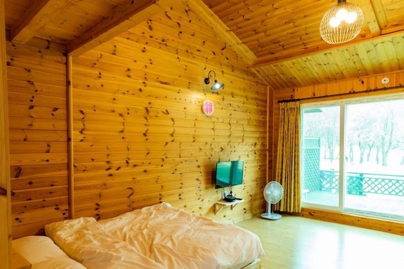 괴산 속리산통나무펜션 (Goesan Songnisan Tongnamu Pension)