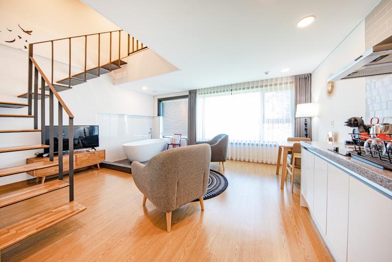 강릉 스테이어스펜션 (Gangneung Stay Us Pension)