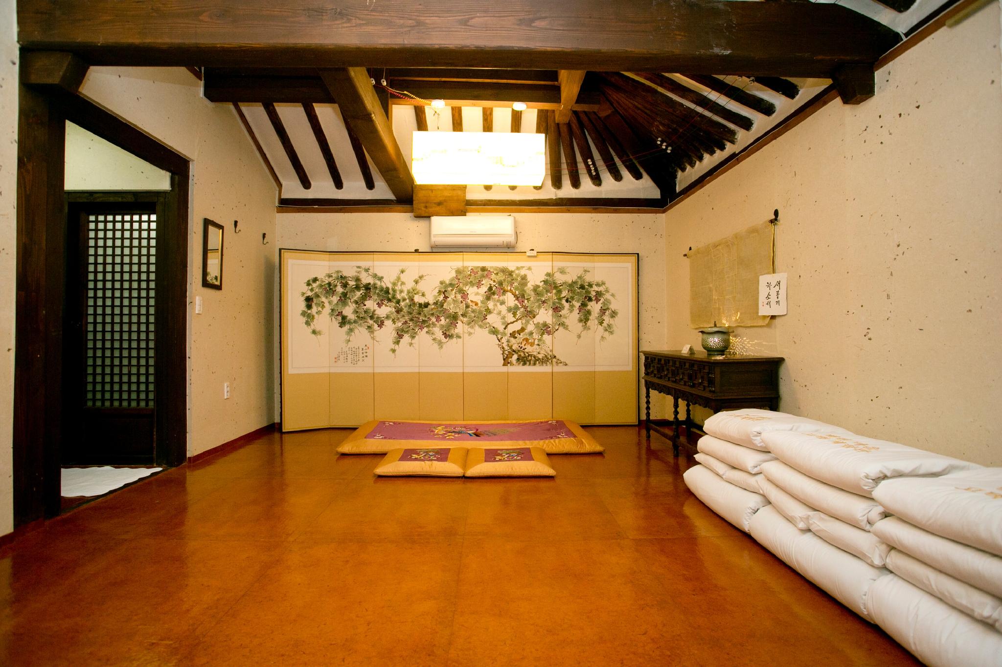이화고택 (Jeonju Hanok Ihwa Gotaek Banchayougi Josik)