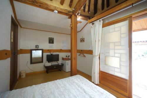 한옥마당 (Hanok Madang)