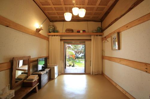 한옥마당 (Hanok Madang)