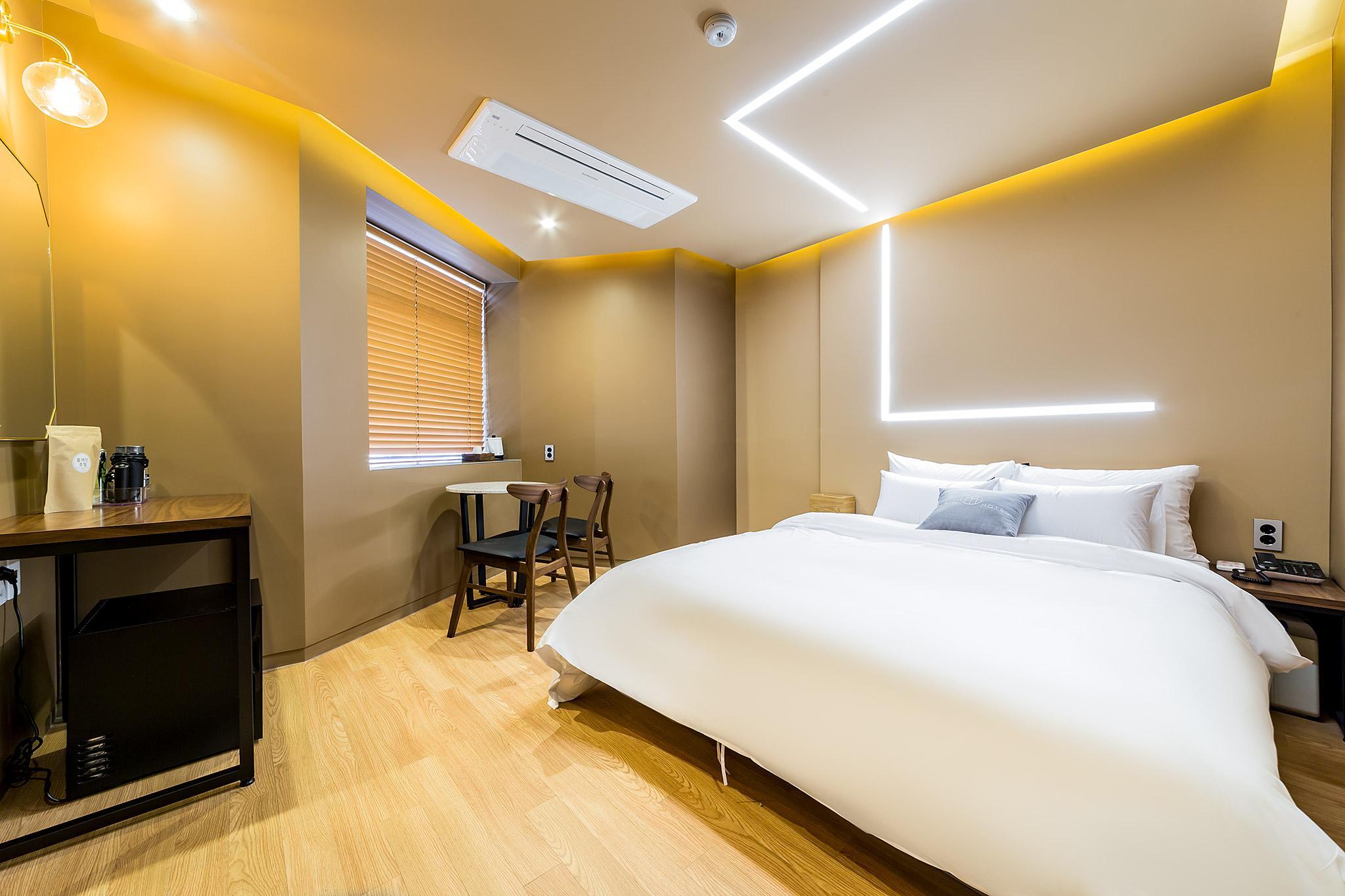 플레인 호텔 (Plain Hotel)