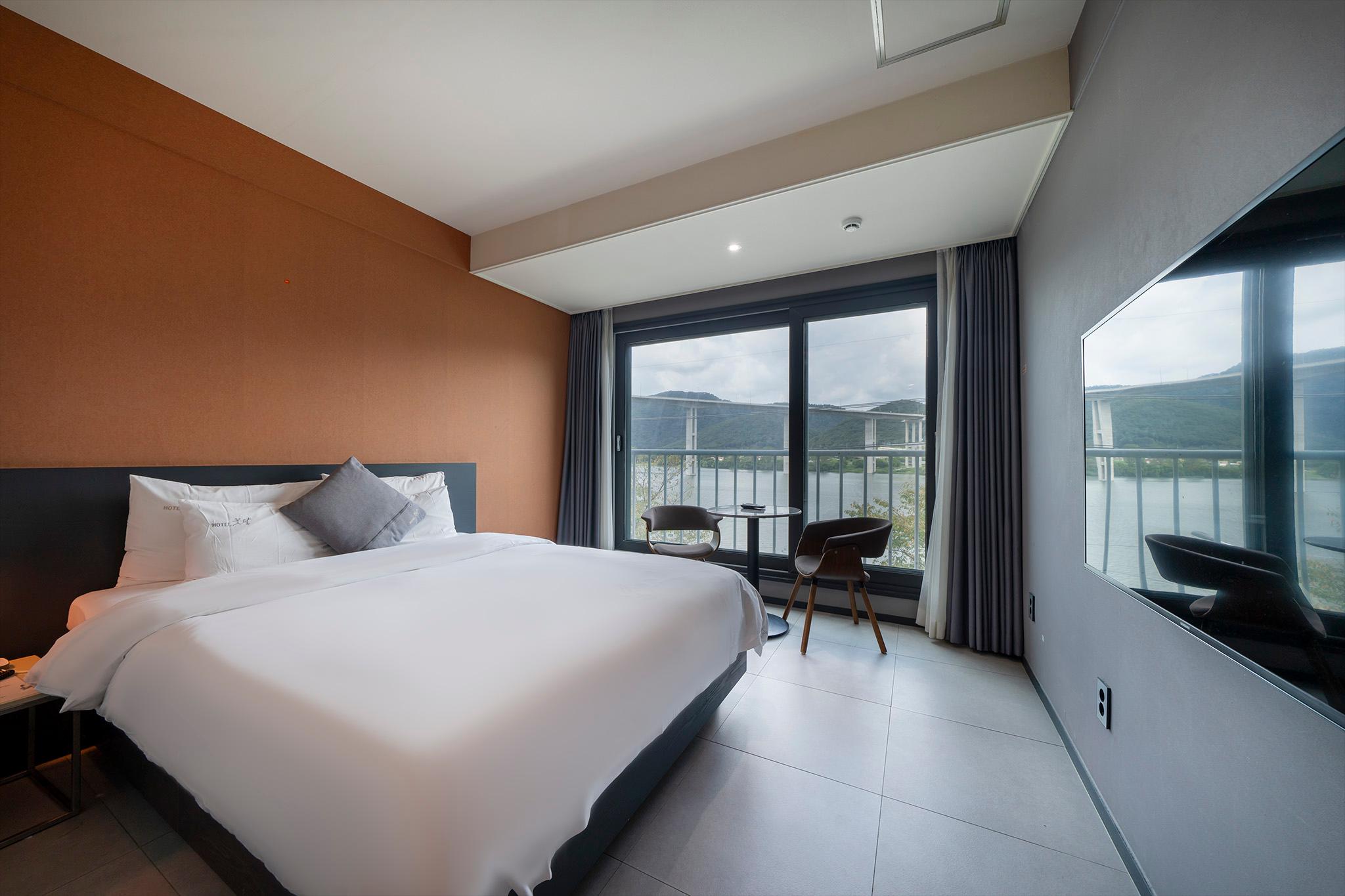 양평 꽃 피던 그해 달빛 (Yangpyeong Ggotpideon Geuhae Dalbit)