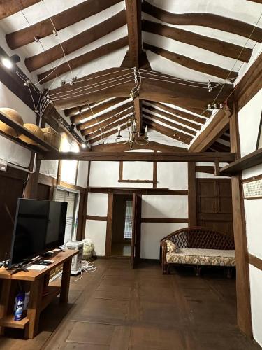 큰기와집 (Big Blue House)