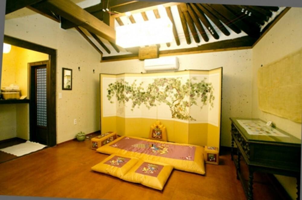 이화고택 (Jeonju Hanok Ihwa Gotaek Banchayougi Josik)