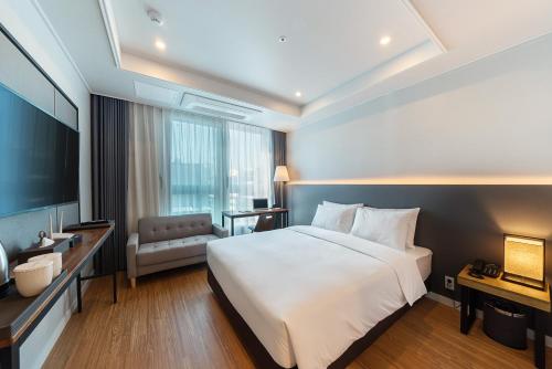 더 메인즈 호텔 (The Mains Hotel)