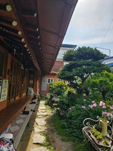 꽃밭 정원이 예쁜집 좋은 날 (Beautiful Garden Fine Day House)