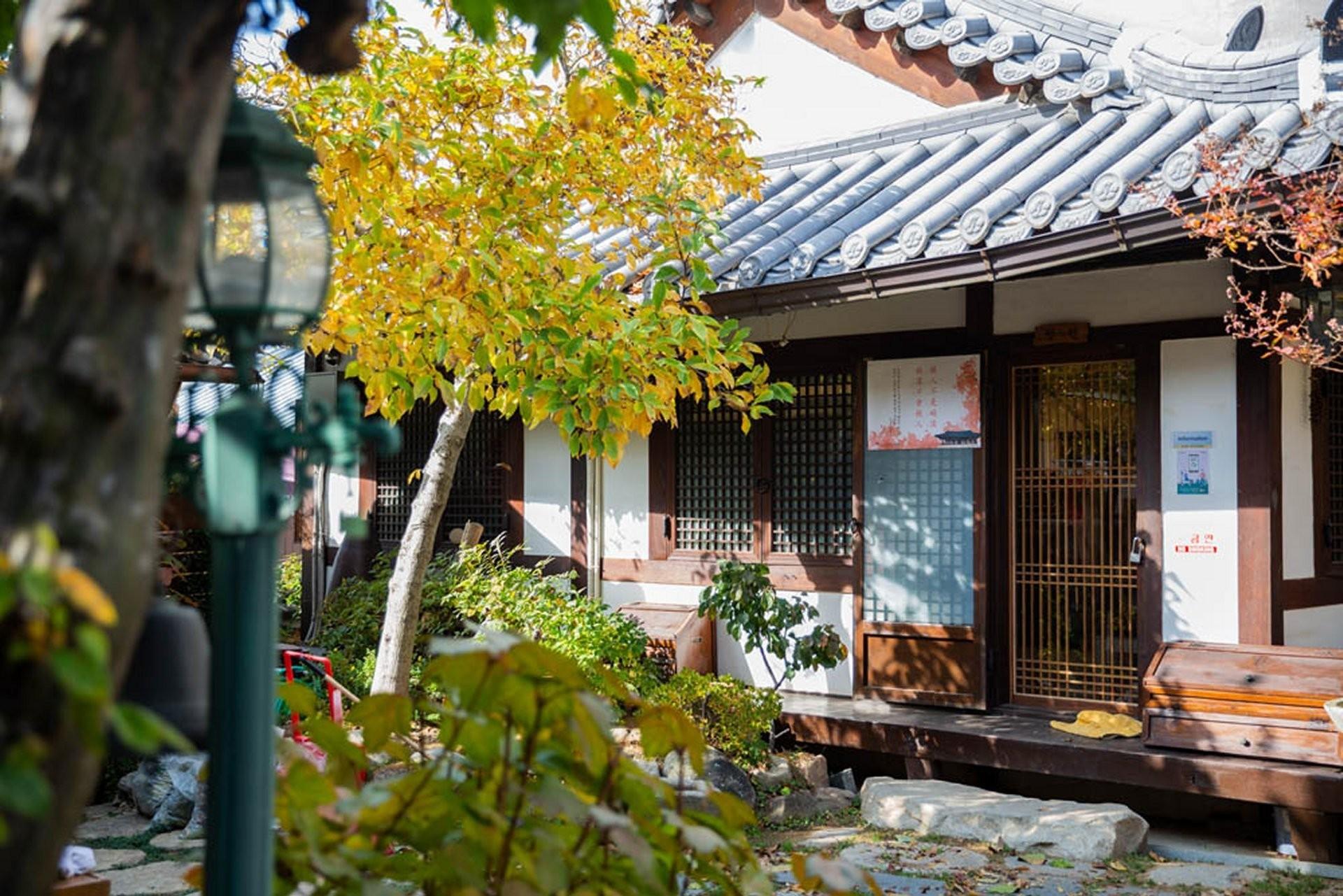 이화고택 (Jeonju Hanok Ihwa Gotaek Banchayougi Josik)