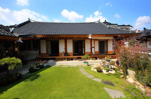 한옥마당 (Hanok Madang)