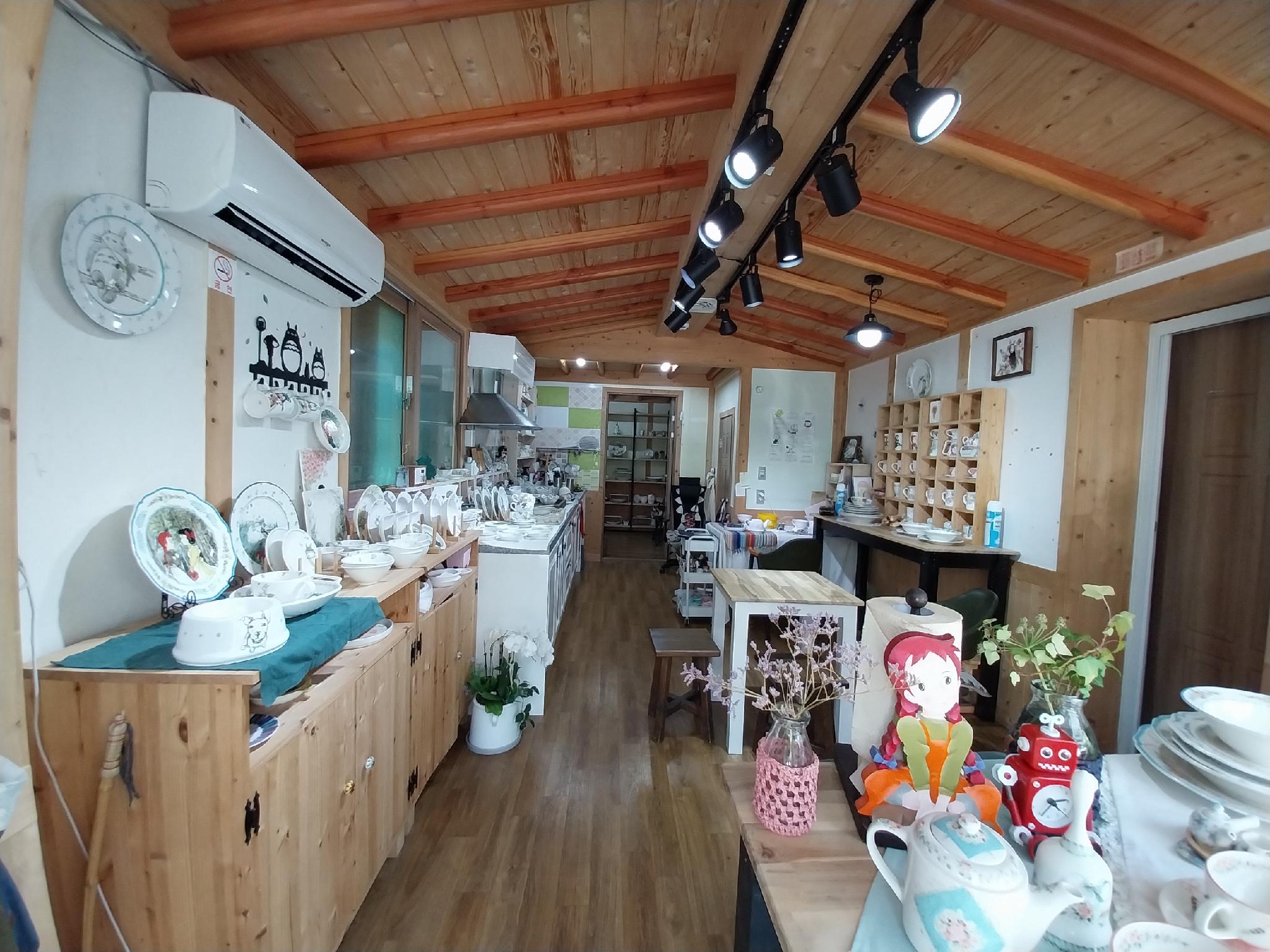 군산 월명동앤 게스트하우스 (Gunsan Wolmyeongdong and Guesthouse)