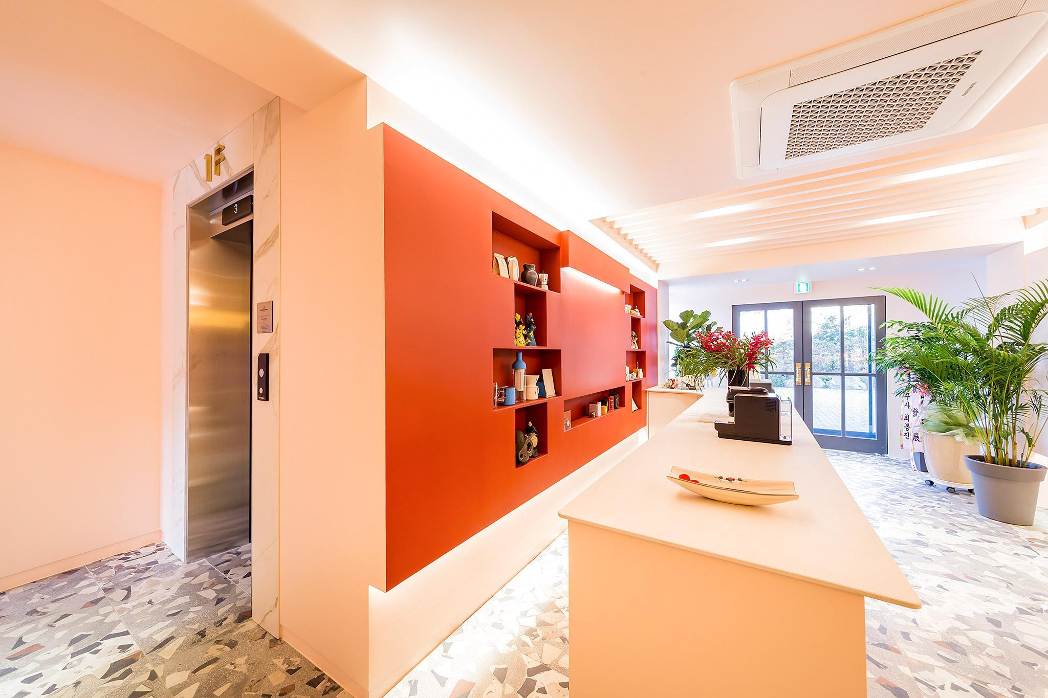 플레인 호텔 (Plain Hotel)