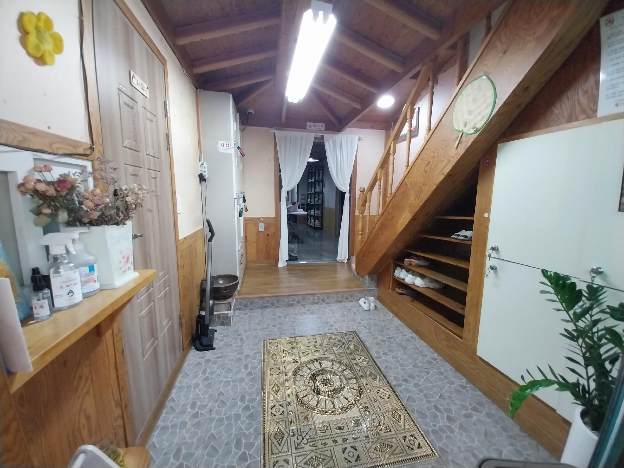 군산 월명동앤 게스트하우스 (Gunsan Wolmyeongdong and Guesthouse)