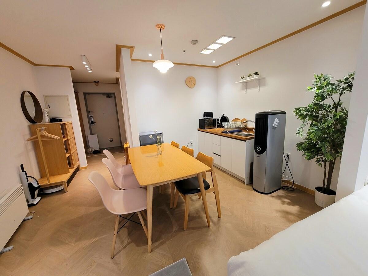 신촌의 프라이빗 하우스 (45m², 침실 1개, 프라이빗 욕실 1개) (Super locaion 1sec from Hongdae SUB&wifi,Netflix 2)