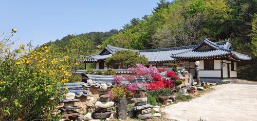 강릉 왕산골 한옥 펜션 (Gangneung Wangsangoal Hanok Pension)