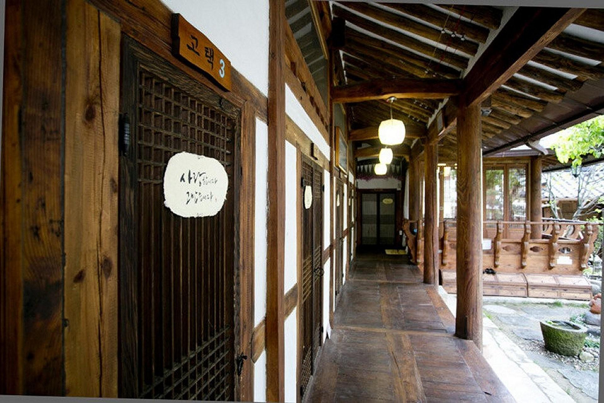 이화고택 (Jeonju Hanok Ihwa Gotaek Banchayougi Josik)