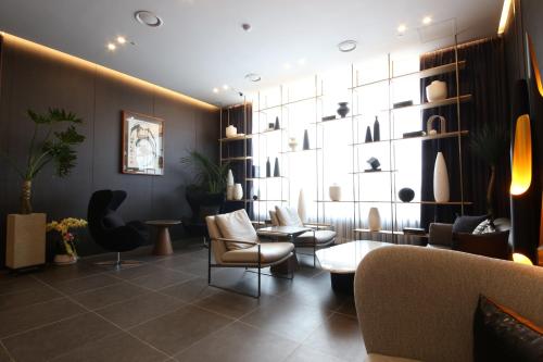 더 메인즈 호텔 (The Mains Hotel)