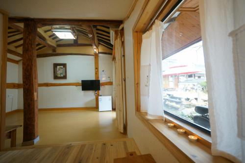 한옥마당 (Hanok Madang)