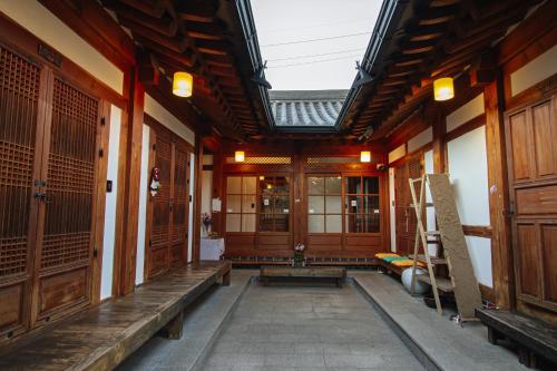 전주한옥마을 덕수궁 (Jeonju Hanok Maeul Deoksugoong (Korea Quality))