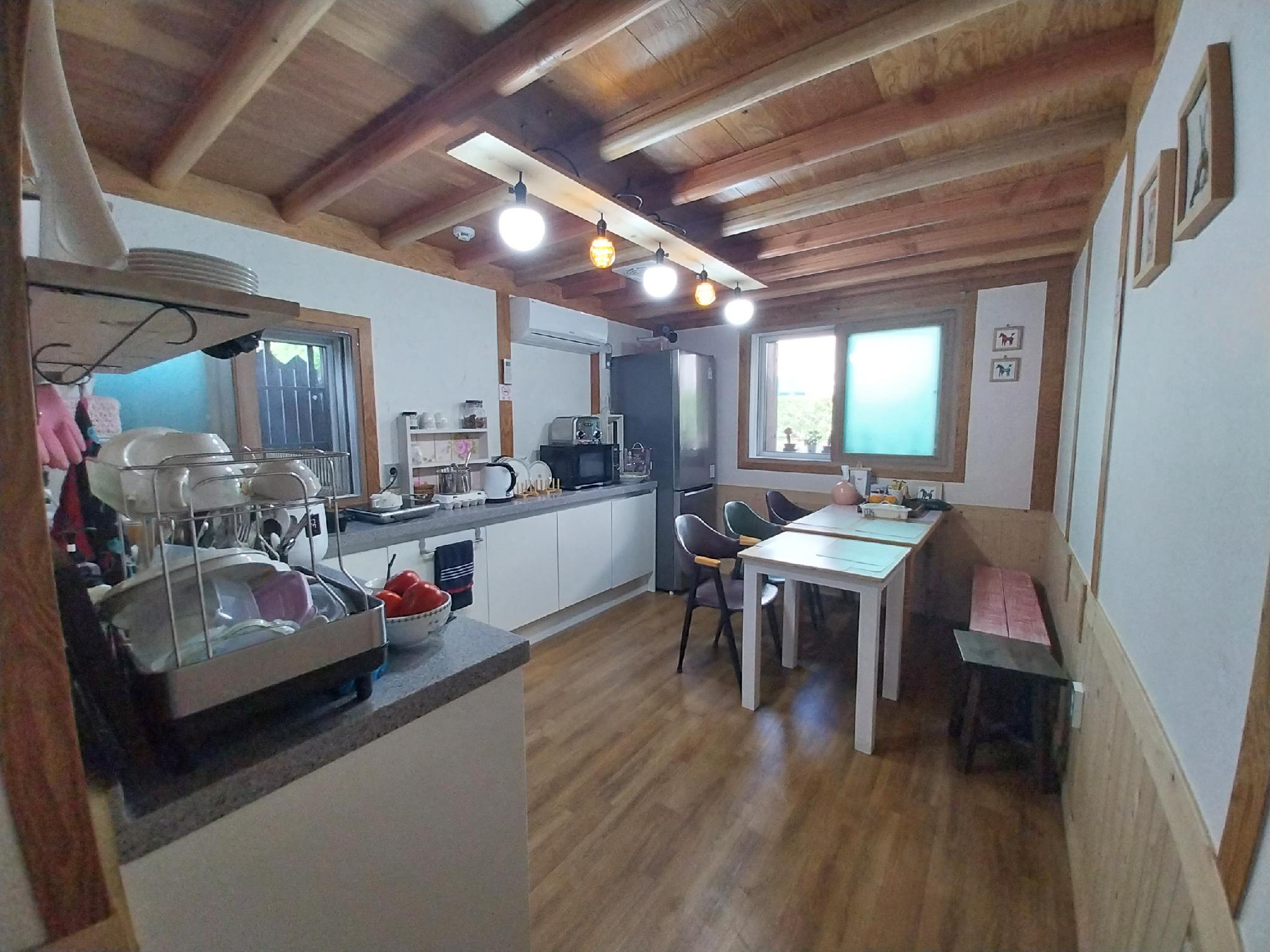 군산 월명동앤 게스트하우스 (Gunsan Wolmyeongdong and Guesthouse)