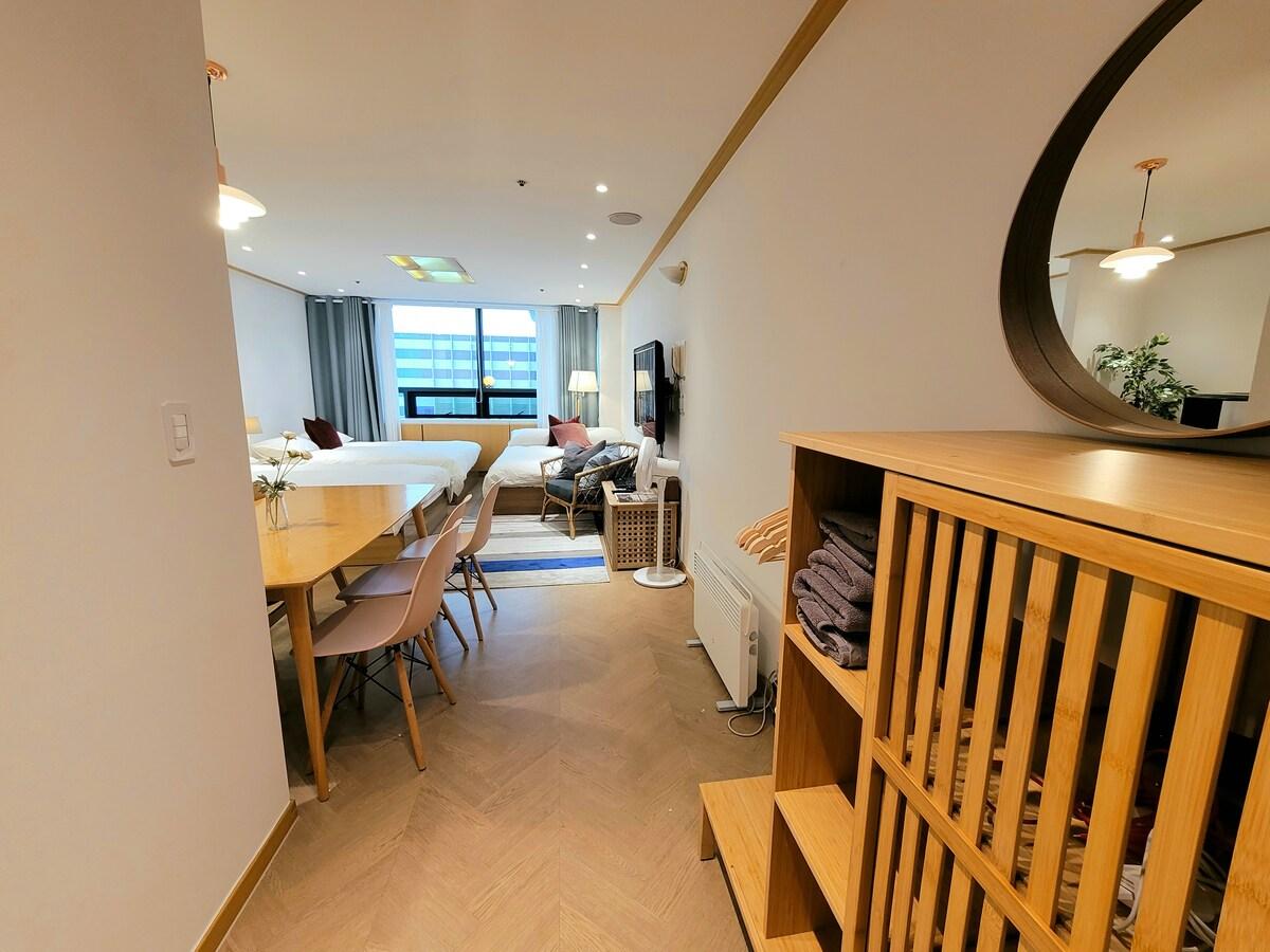 신촌의 프라이빗 하우스 (45m², 침실 1개, 프라이빗 욕실 1개) (Super locaion 1sec from Hongdae SUB&wifi,Netflix 2)