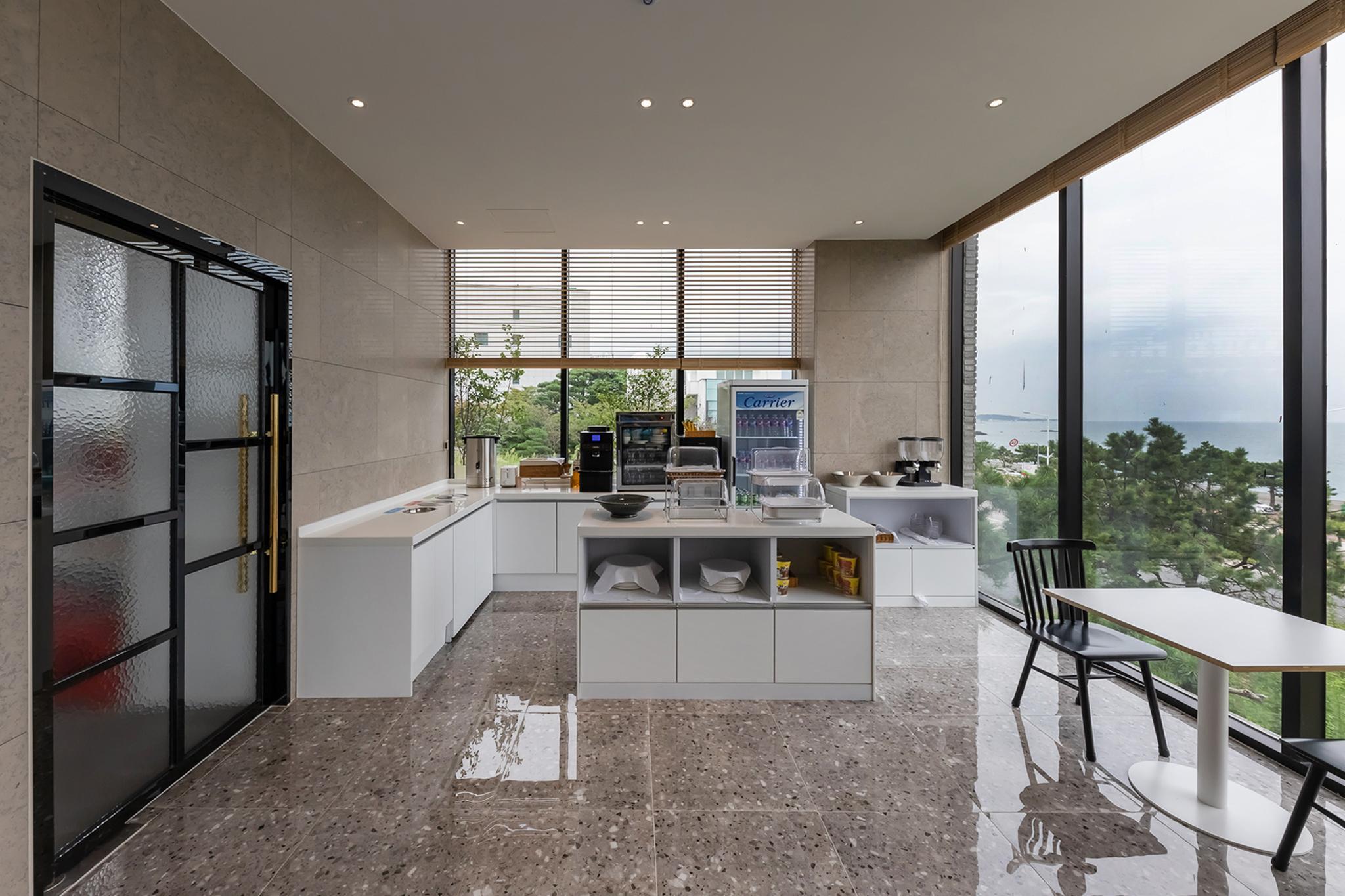 울산 정자동 브라운도트 정자해수욕장점 (Jeongja Beach Brown Dot)