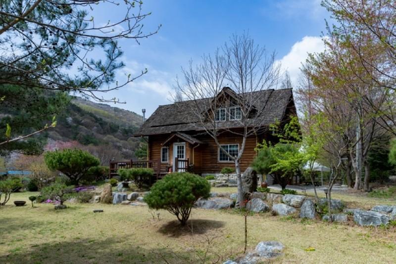 괴산 속리산통나무펜션 (Goesan Songnisan Tongnamu Pension)