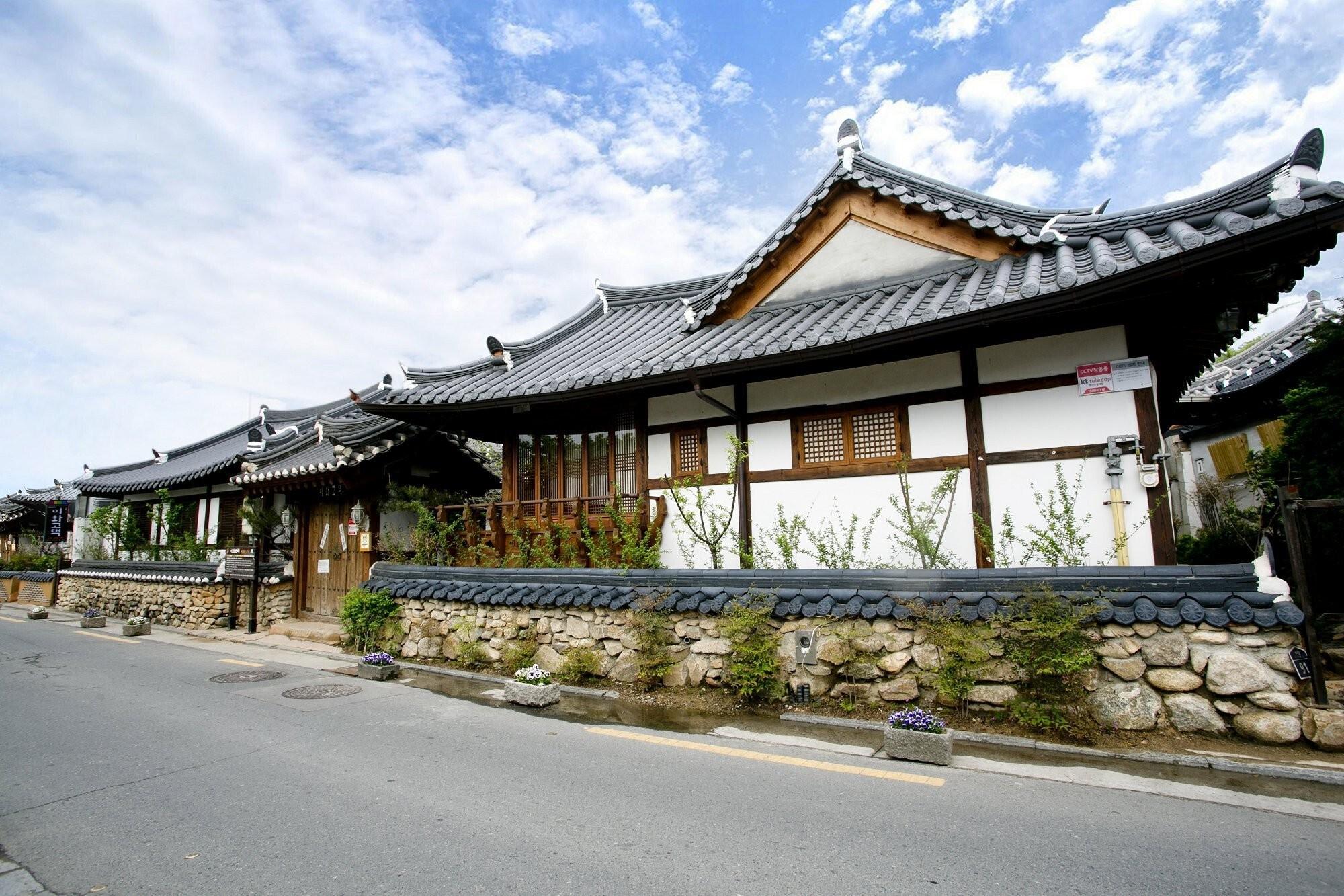 이화고택 (Jeonju Hanok Ihwa Gotaek Banchayougi Josik)