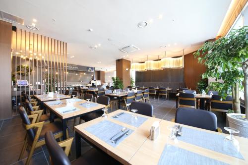 더 메인즈 호텔 (The Mains Hotel)