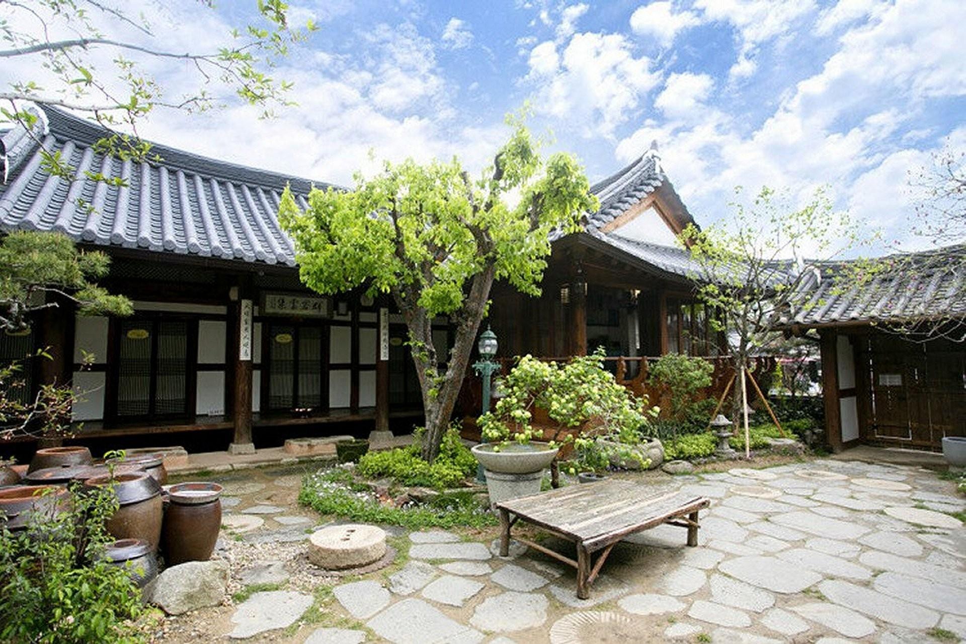 이화고택 (Jeonju Hanok Ihwa Gotaek Banchayougi Josik)