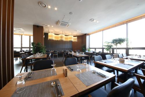 더 메인즈 호텔 (The Mains Hotel)