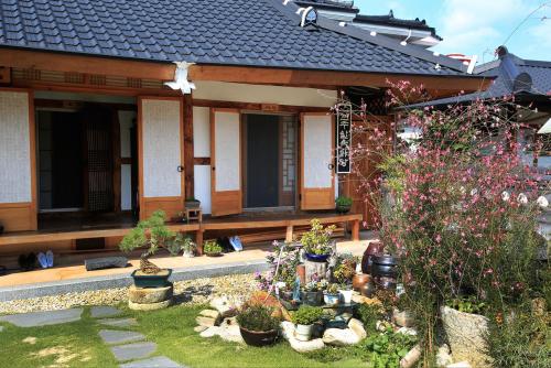 한옥마당 (Hanok Madang)
