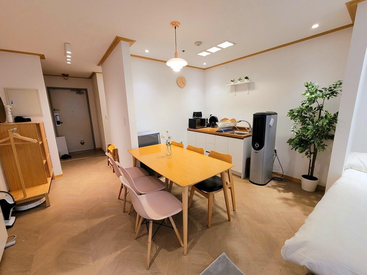 신촌의 프라이빗 하우스 (45m², 침실 1개, 프라이빗 욕실 1개) (Super locaion 1sec from Hongdae SUB&wifi,Netflix 2)