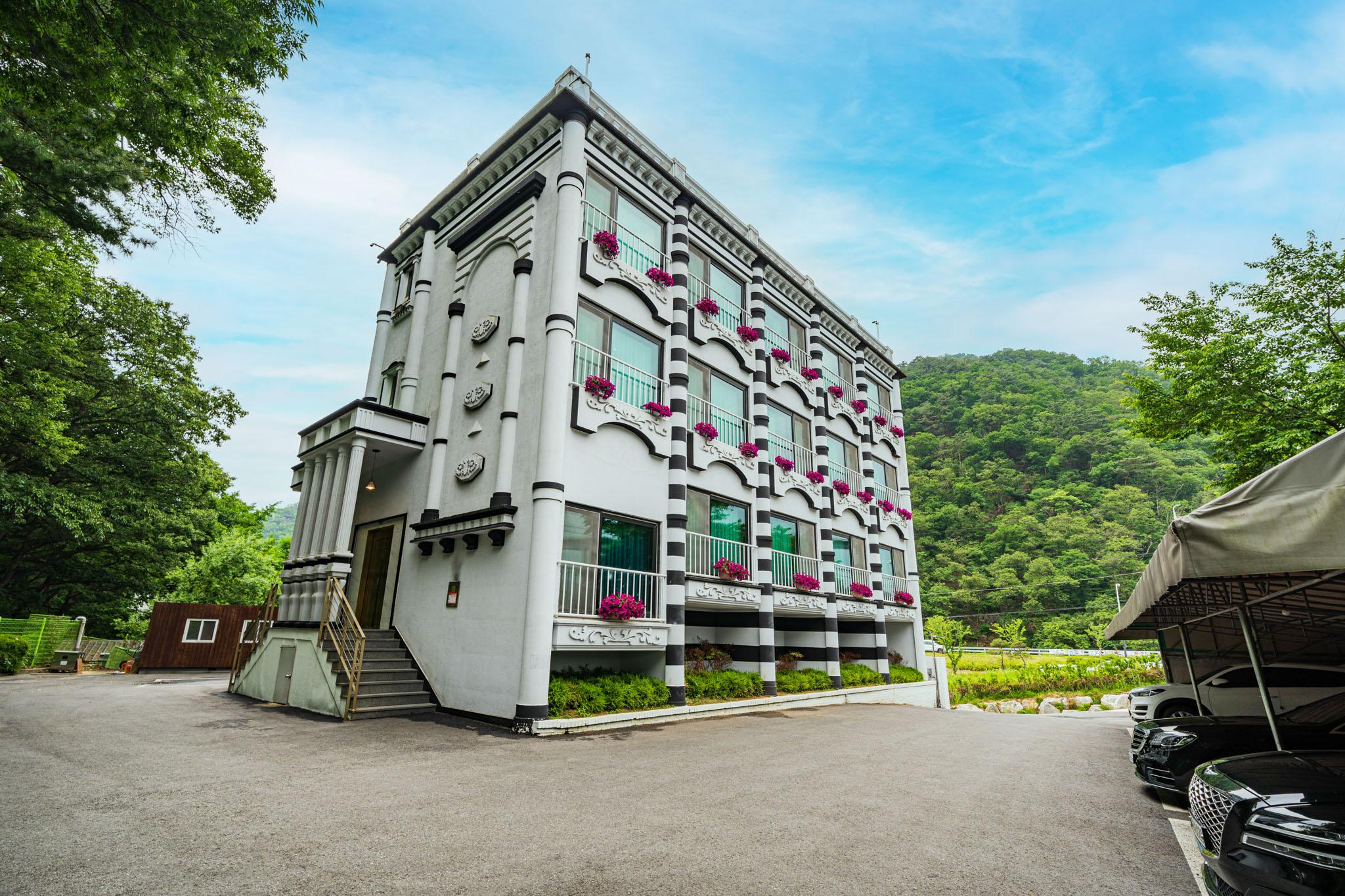 양평 꽃 피던 그해 달빛 (Yangpyeong Ggotpideon Geuhae Dalbit)