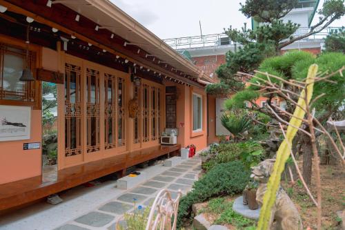 꽃밭 정원이 예쁜집 좋은 날 (Beautiful Garden Fine Day House)