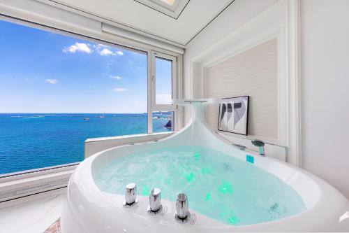 삼척 하얀낭만 펜션 (Samcheok White Romantic Pension)