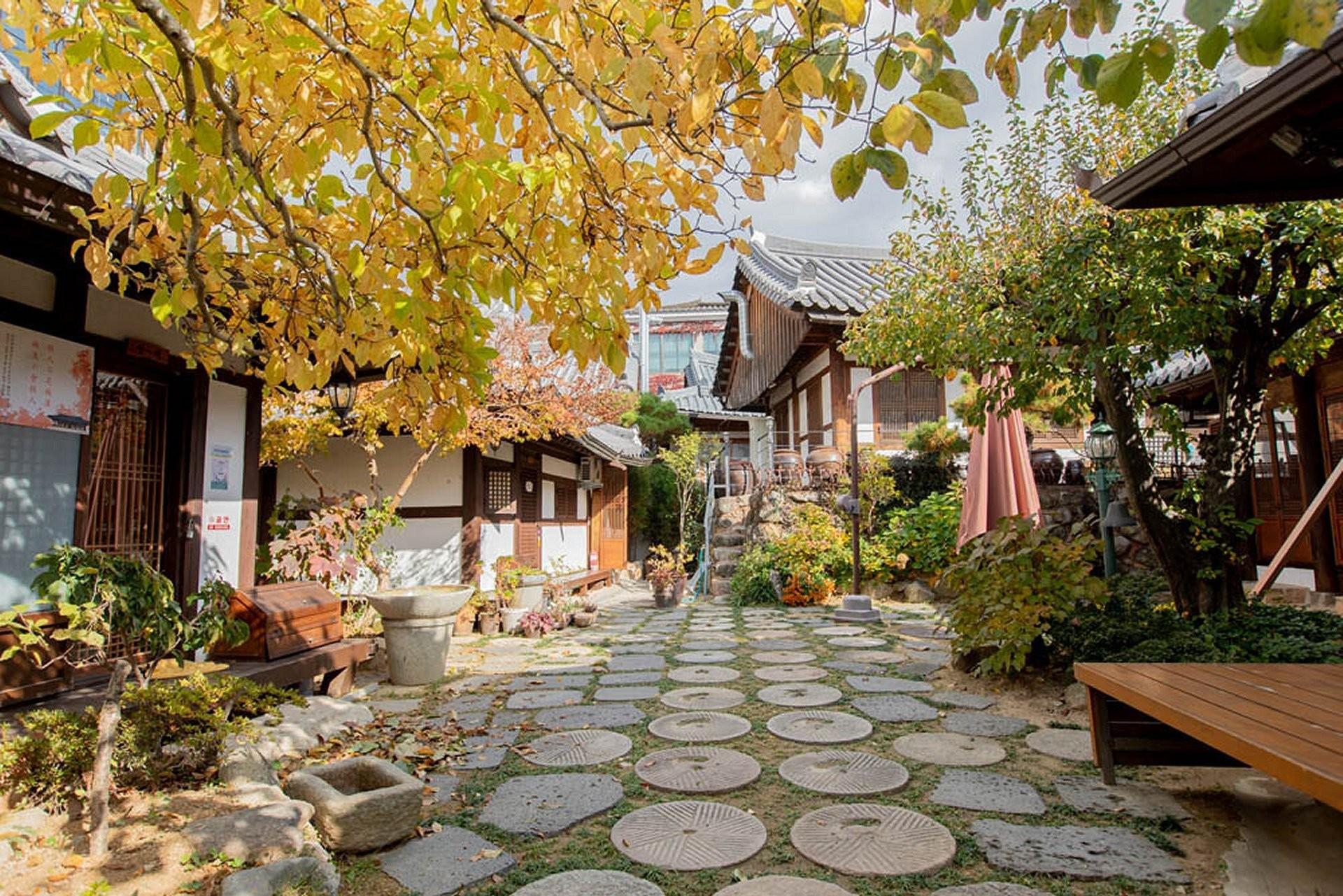 이화고택 (Jeonju Hanok Ihwa Gotaek Banchayougi Josik)