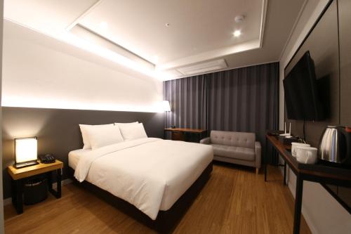 더 메인즈 호텔 (The Mains Hotel)