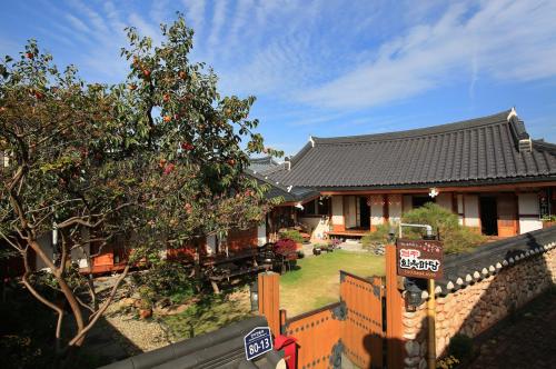한옥마당 (Hanok Madang)