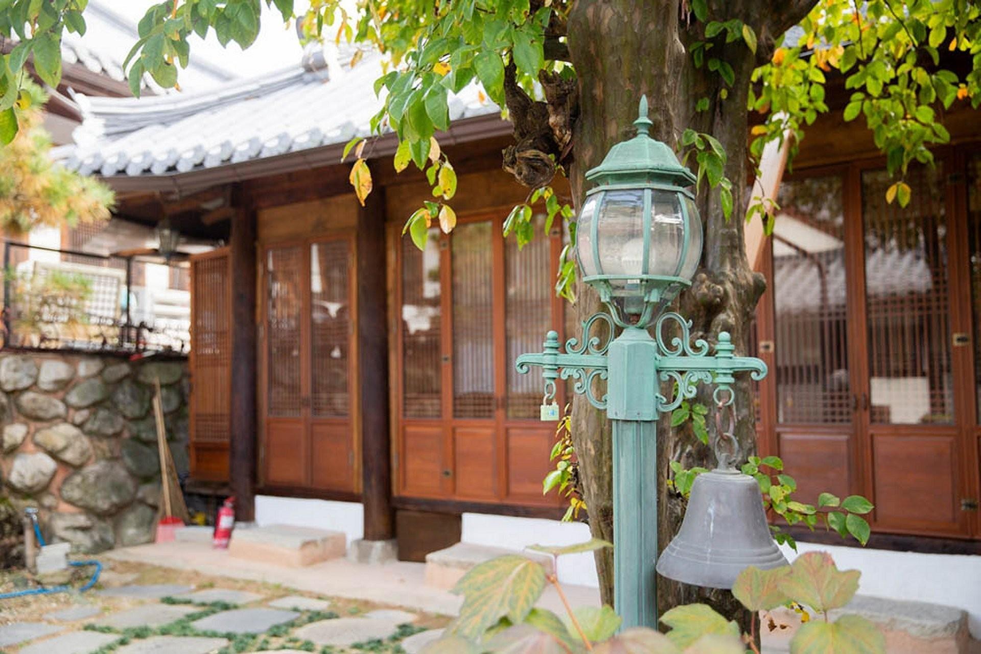 이화고택 (Jeonju Hanok Ihwa Gotaek Banchayougi Josik)