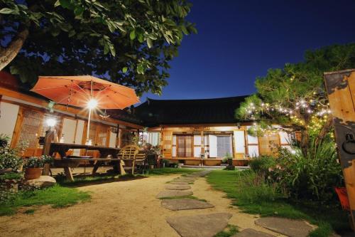 한옥마당 (Hanok Madang)