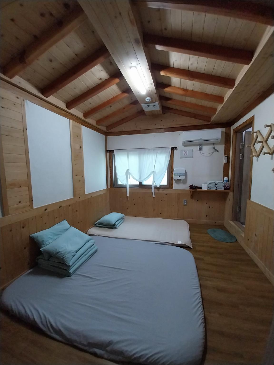 군산 월명동앤 게스트하우스 (Gunsan Wolmyeongdong and Guesthouse)