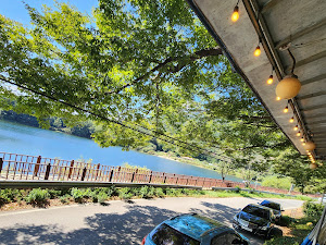 병풍산자락 느티나무아래서