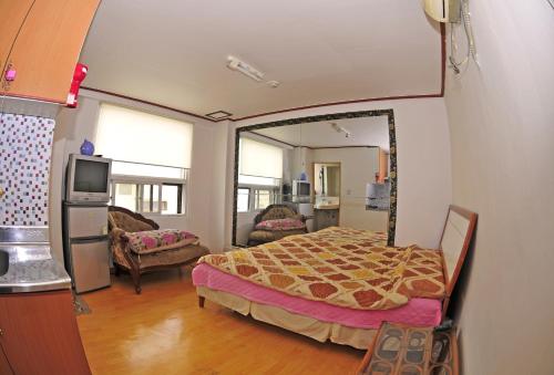 화성 게스트하우스 (Hwaseong Guest House)