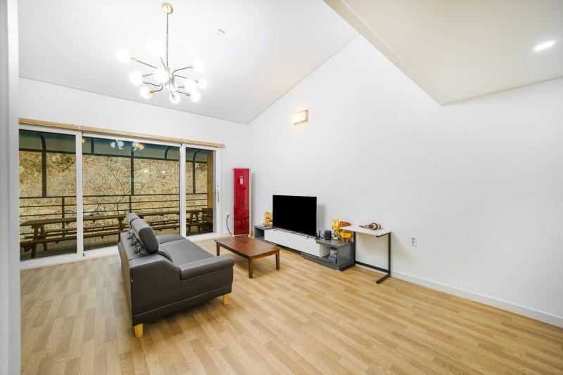 제천 화이트풀빌라 (Jecheon white pool villa)